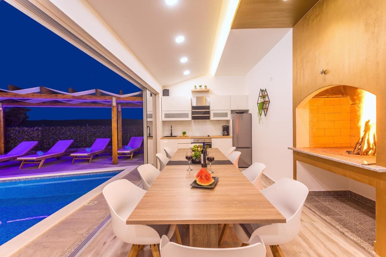 Villa Matan - Only 200M From The Sandy Beaches, Private 28M2 Pool Omiš Exteriör bild
